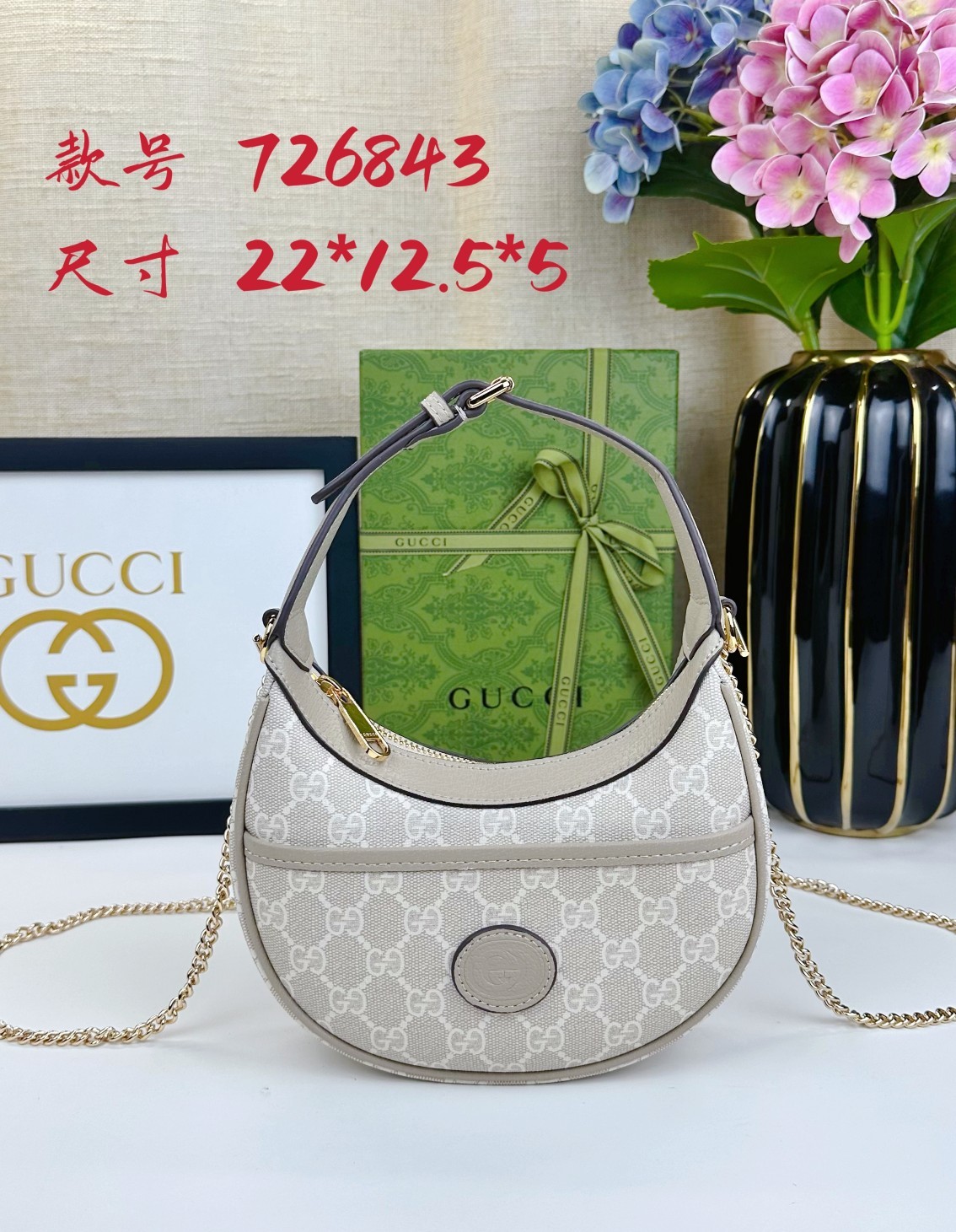 GG半月造型迷你手袋,这款迷你手袋采用新月造型搭配GG Supreme帆布材质,散发出浓郁的复古格调。品