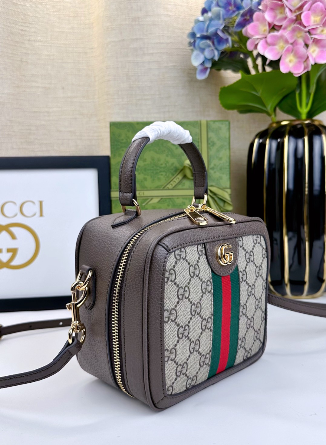 Ophidia GGミニ手提げバッグ - モダンなデザインと多機能性