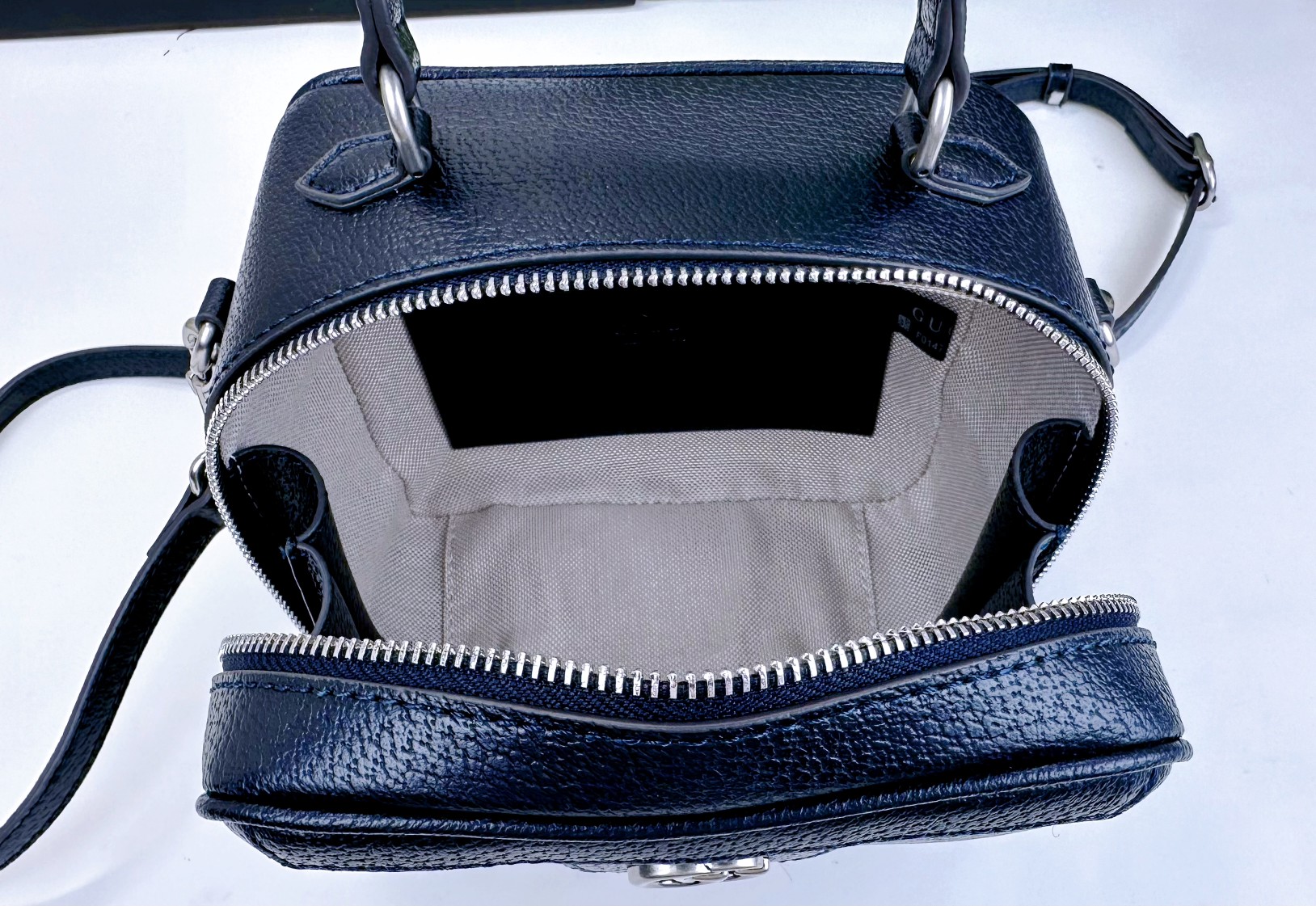 Ophidia GGミニ手提げバッグ - 多彩なスタイルを楽しむ