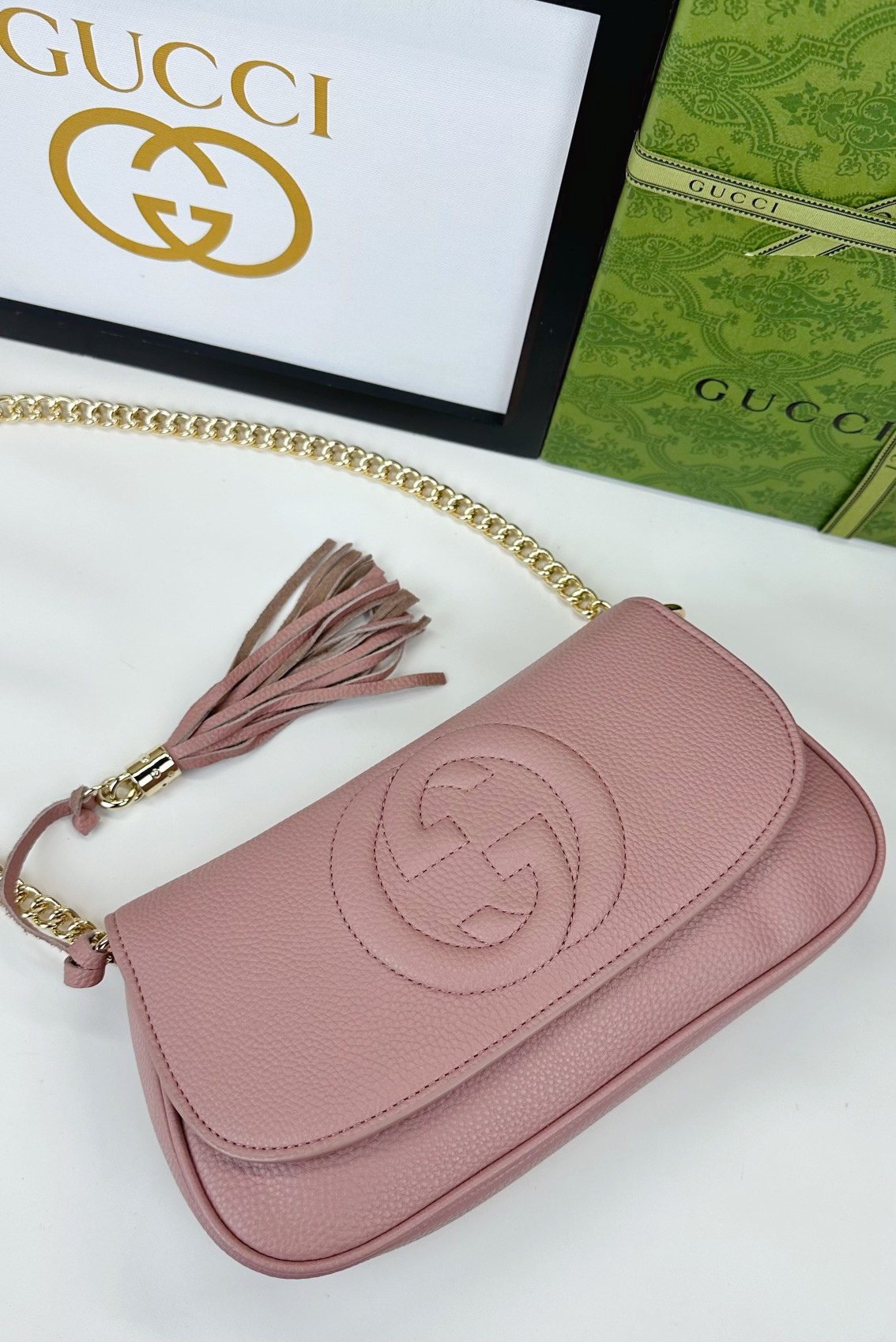 Gucci GG Marmont ショルダーバッグ 美しいデザイン