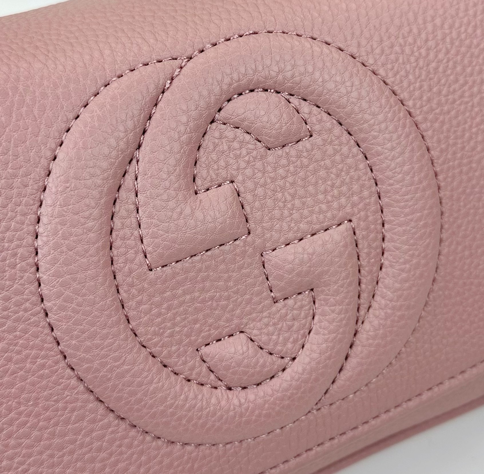 Gucci GG Marmont ショルダーバッグ 美しいデザイン