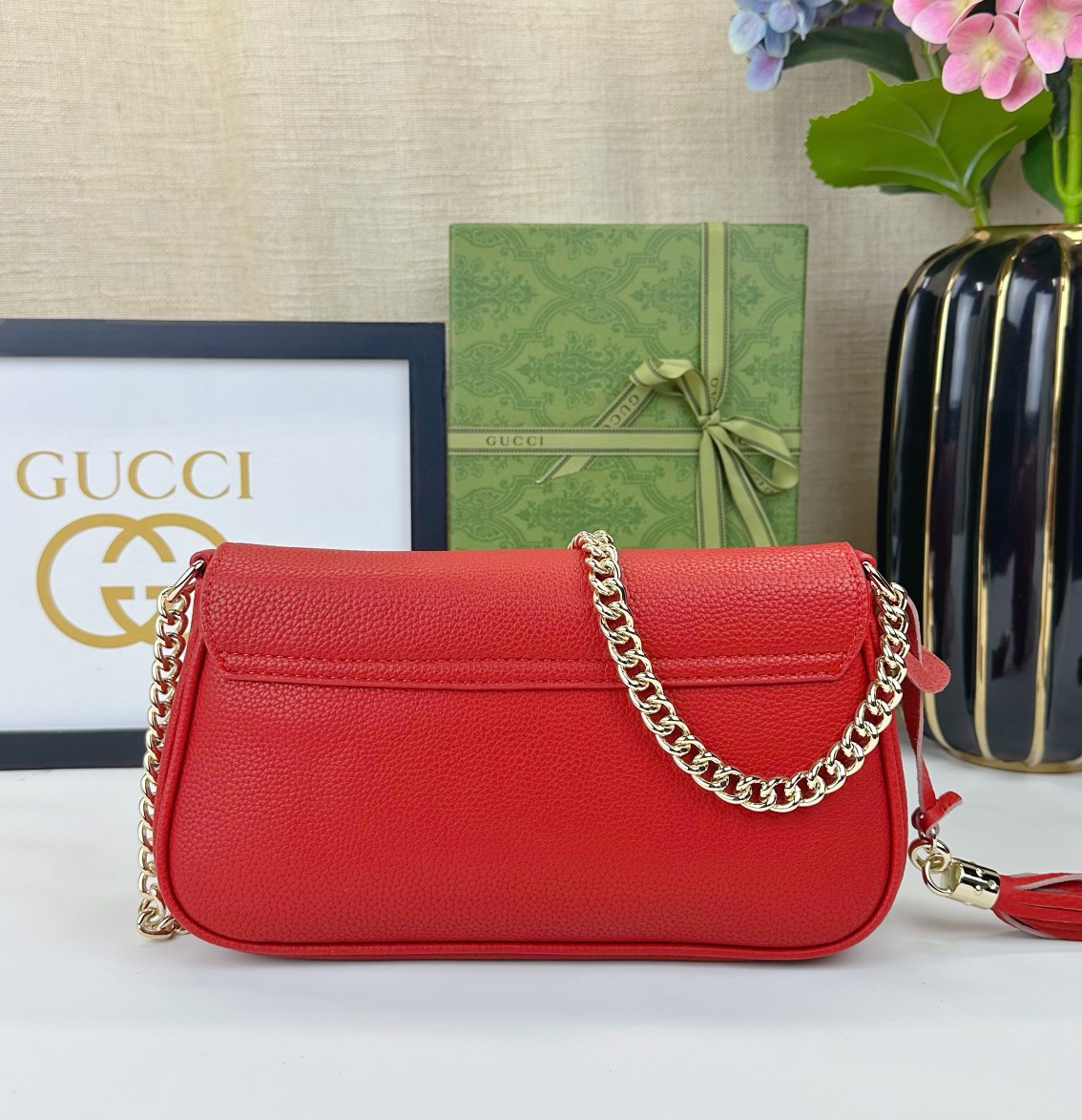 Gucci GG Marmont 赤色レザーショルダーバッグ - 優雅でエレガントなデザイン