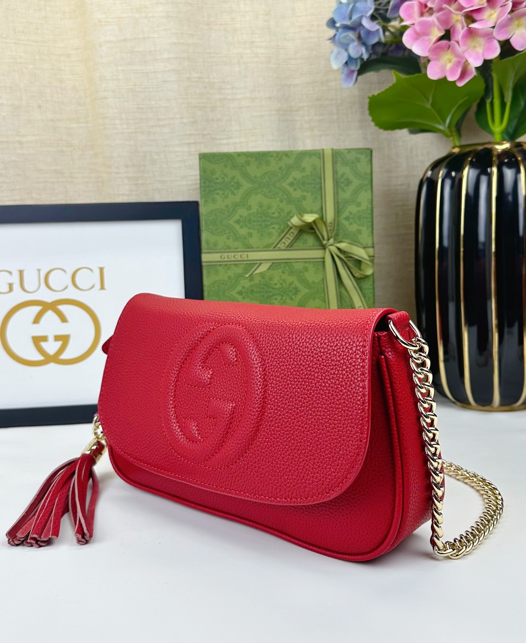 Gucci GG Marmont 赤色レザーショルダーバッグ - 優雅でエレガントなデザイン