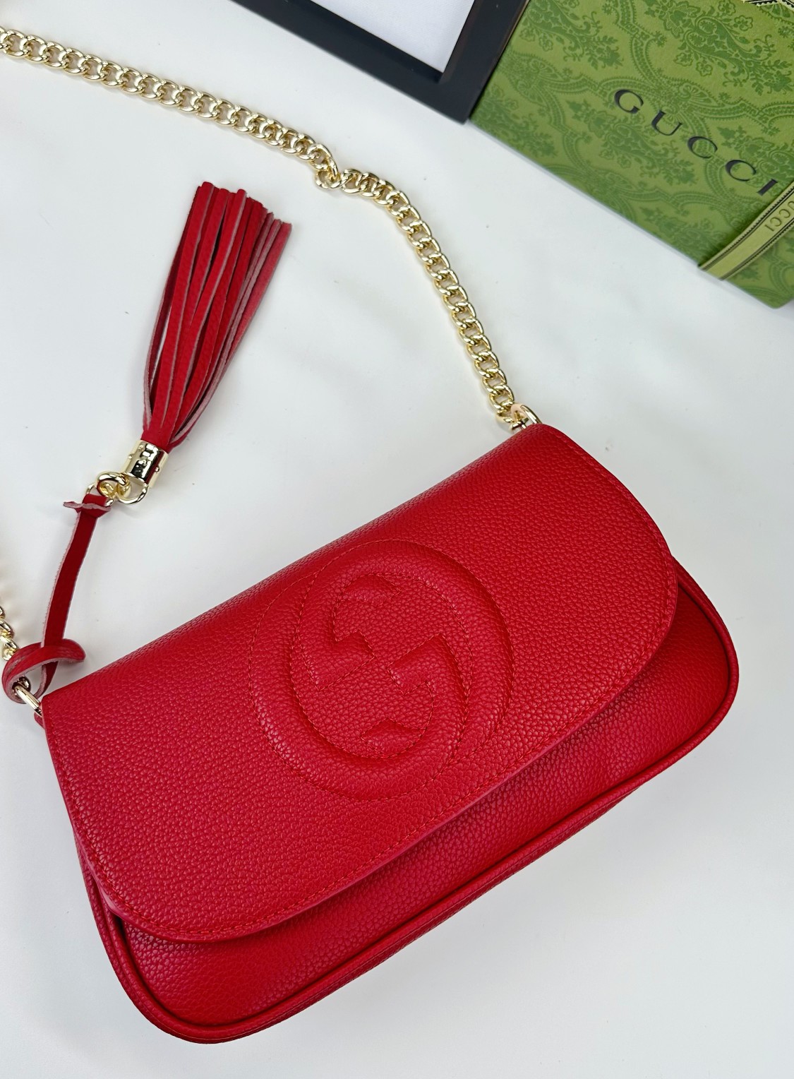 Gucci GG Marmont 赤色レザーショルダーバッグ - 優雅でエレガントなデザイン