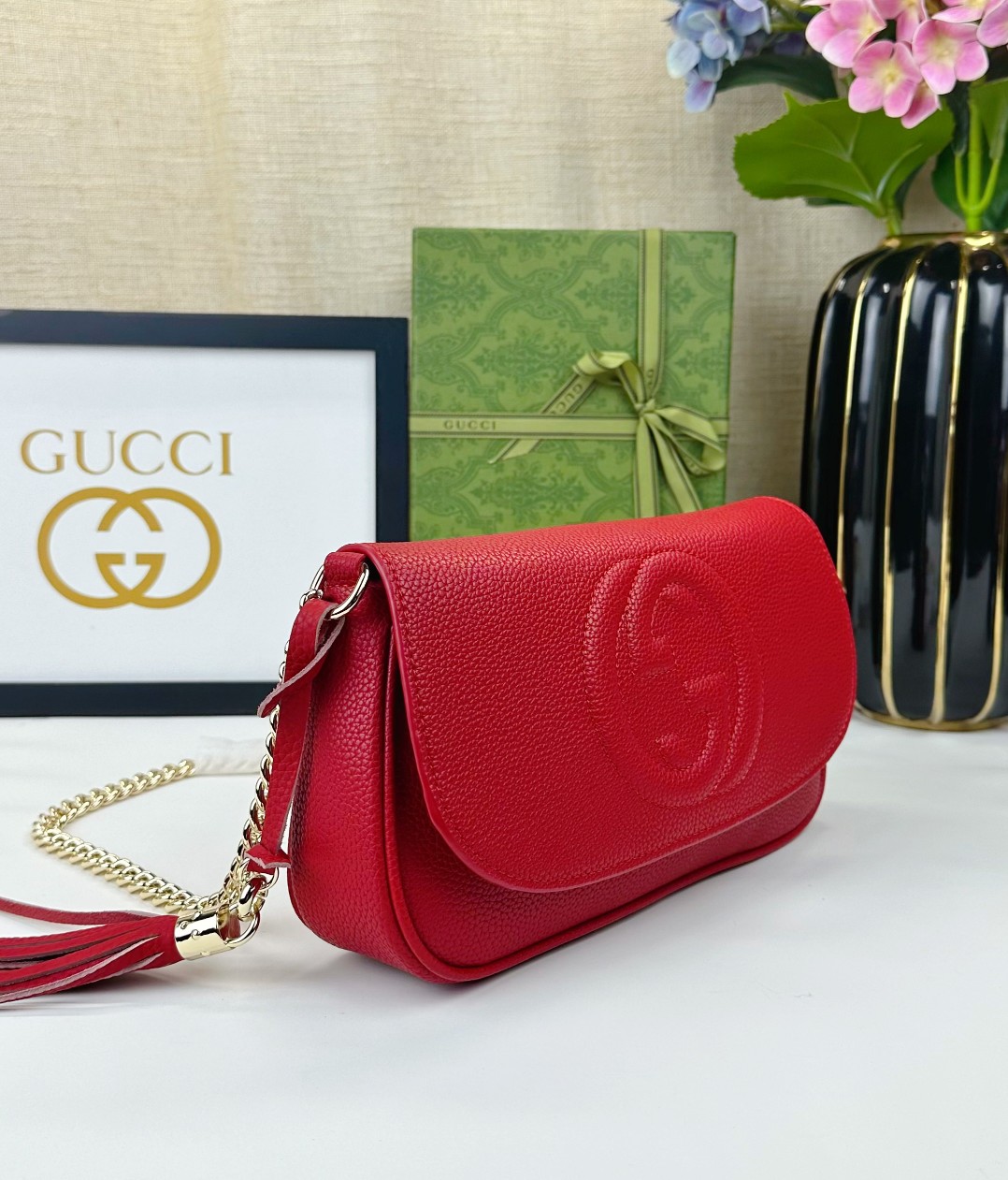 Gucci GG Marmont 赤色レザーショルダーバッグ - 優雅でエレガントなデザイン