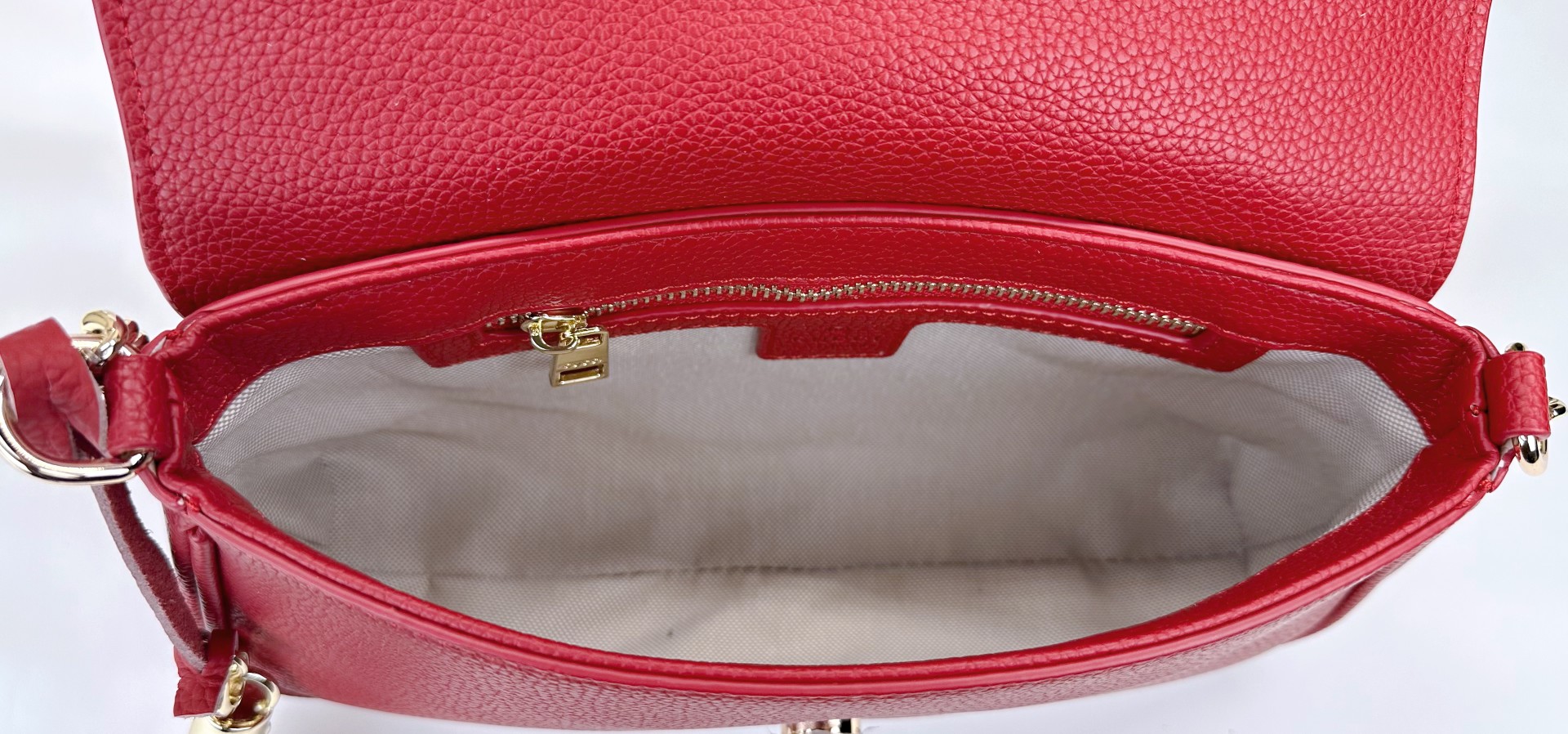 Gucci GG Marmont 赤色レザーショルダーバッグ - 優雅でエレガントなデザイン