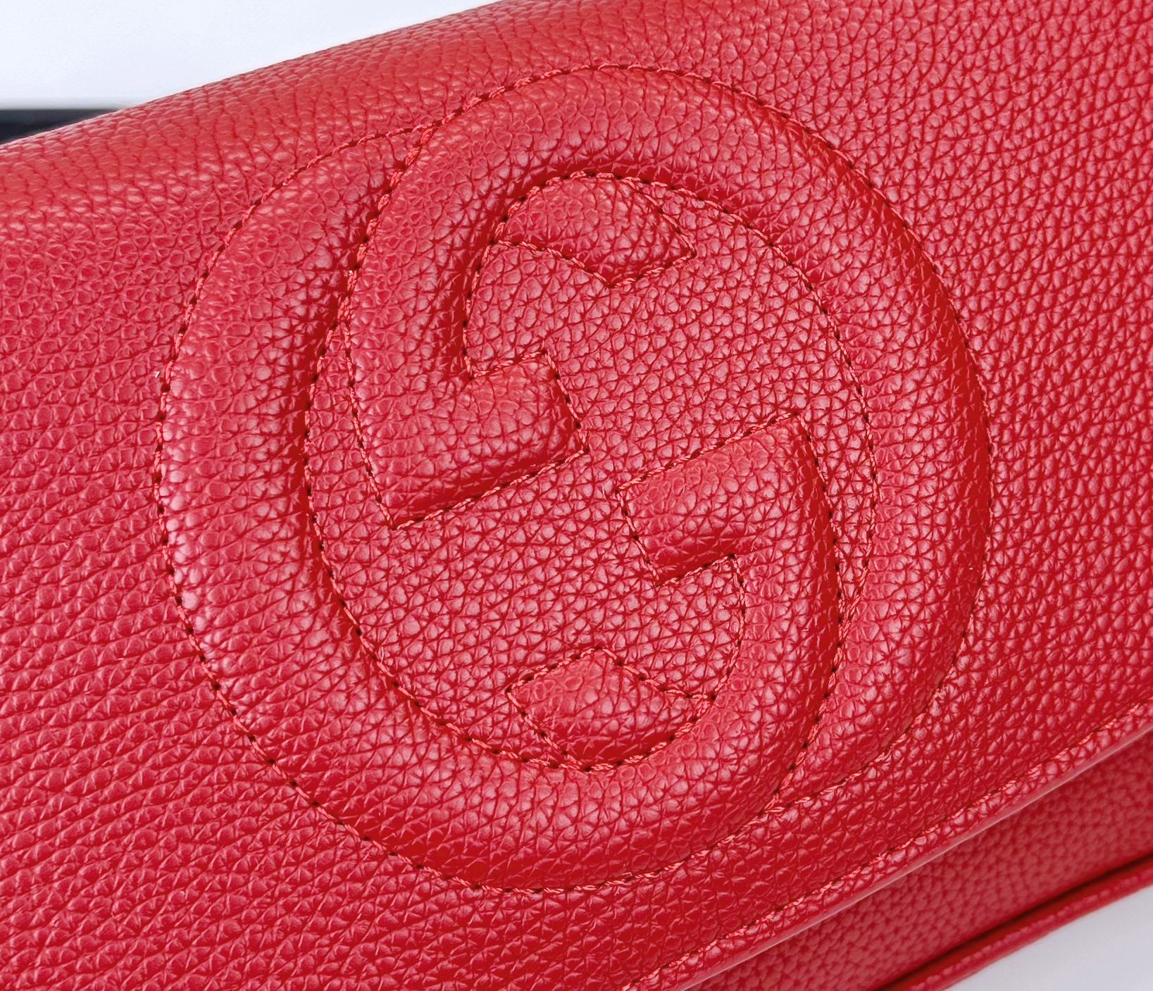 Gucci GG Marmont 赤色レザーショルダーバッグ - 優雅でエレガントなデザイン