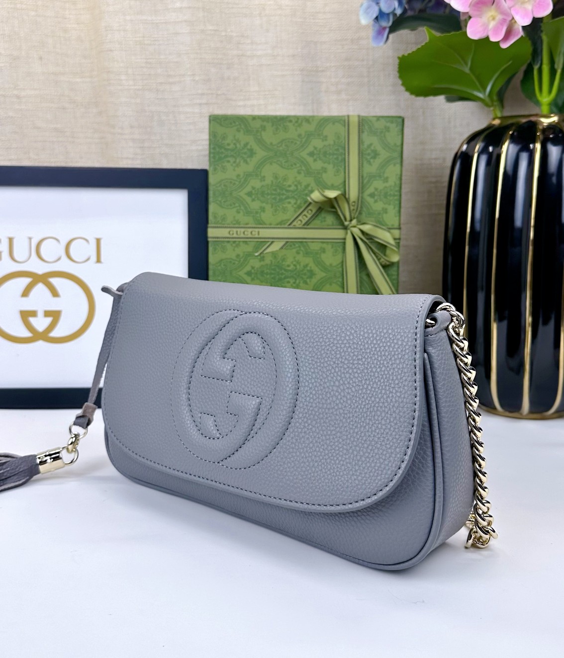 Gucci GG Marmont 美しいデザインの深灰色バッグ