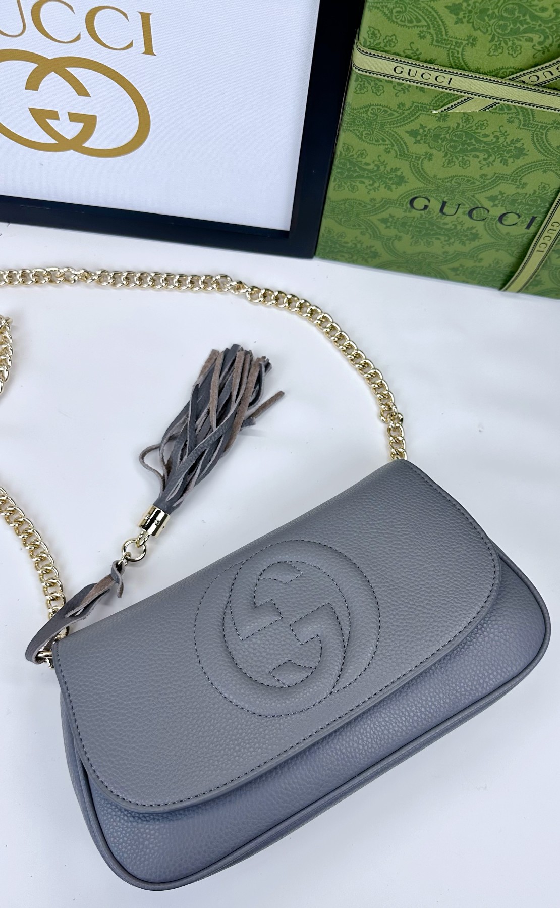 Gucci GG Marmont 美しいデザインの深灰色バッグ