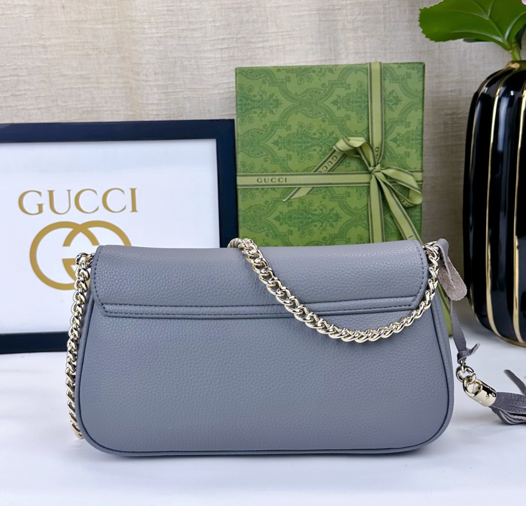 Gucci GG Marmont 美しいデザインの深灰色バッグ