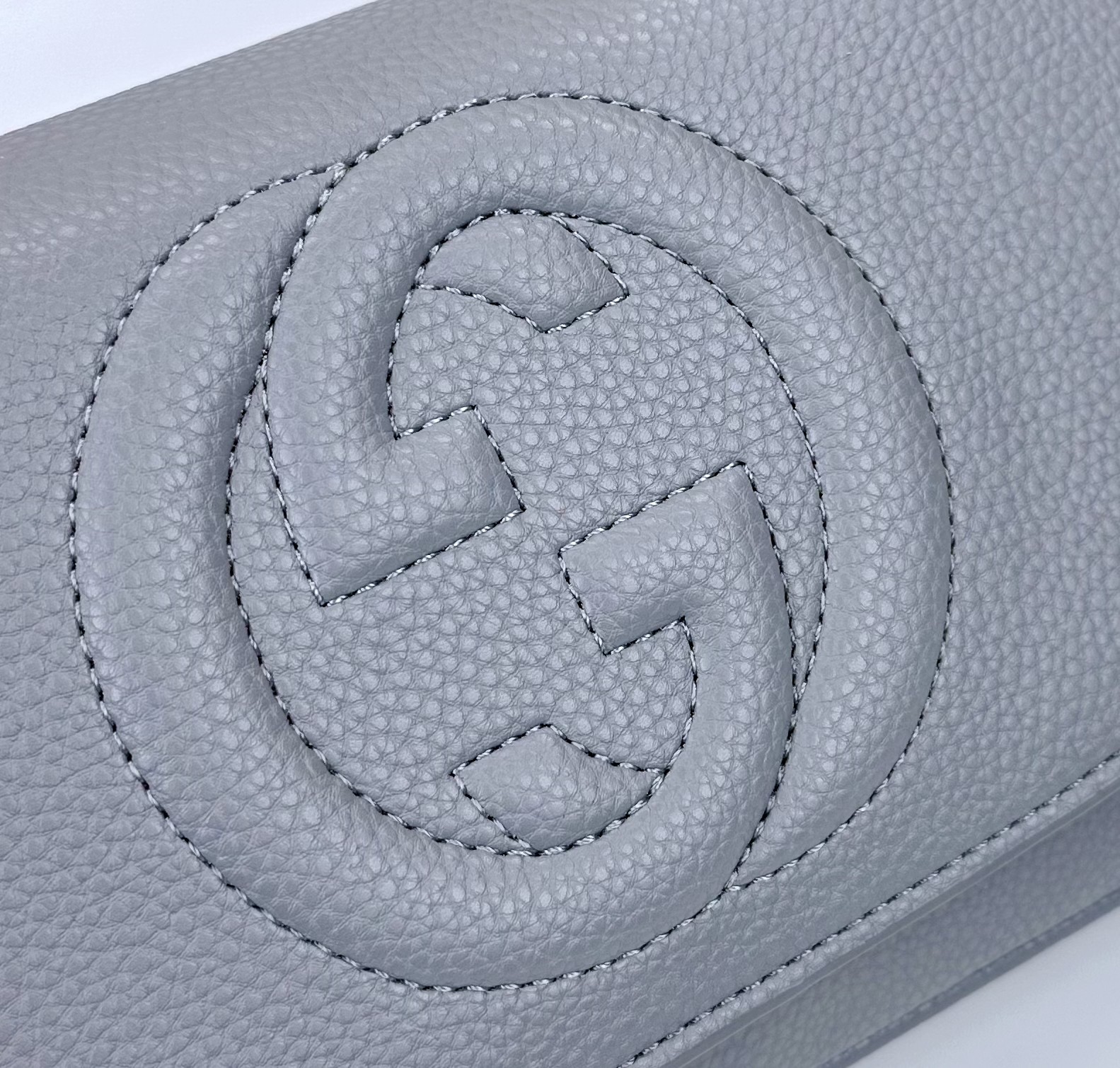 Gucci GG Marmont 美しいデザインの深灰色バッグ