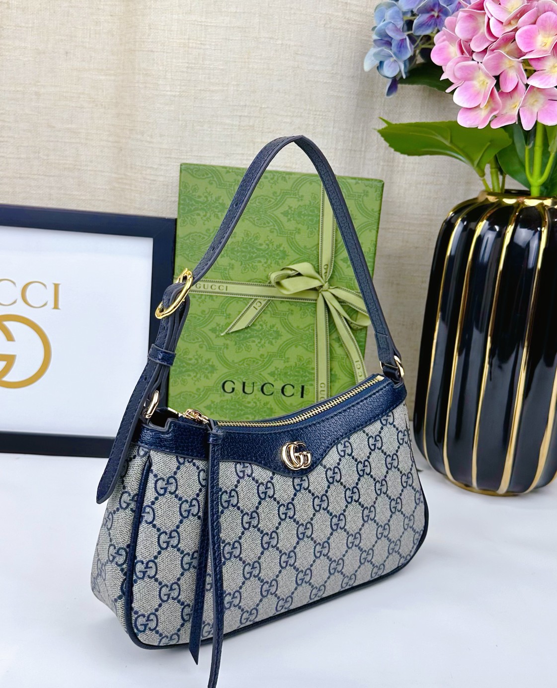  新款GG品牌推出的各系列延续了单品不应只流行一季，而是随时间流逝历久弥新的设计理念。源自Guccio 