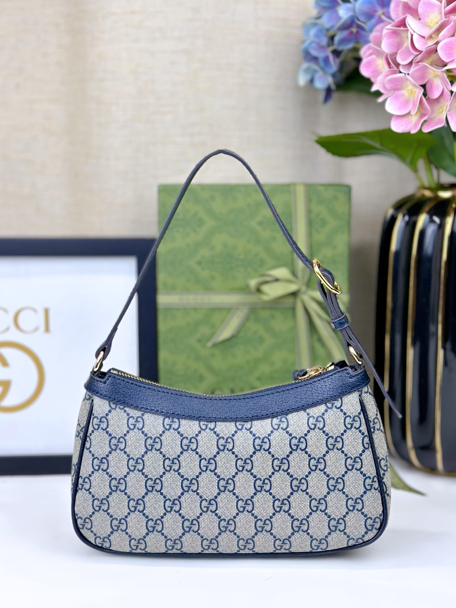  新款GG品牌推出的各系列延续了单品不应只流行一季，而是随时间流逝历久弥新的设计理念。源自Guccio 