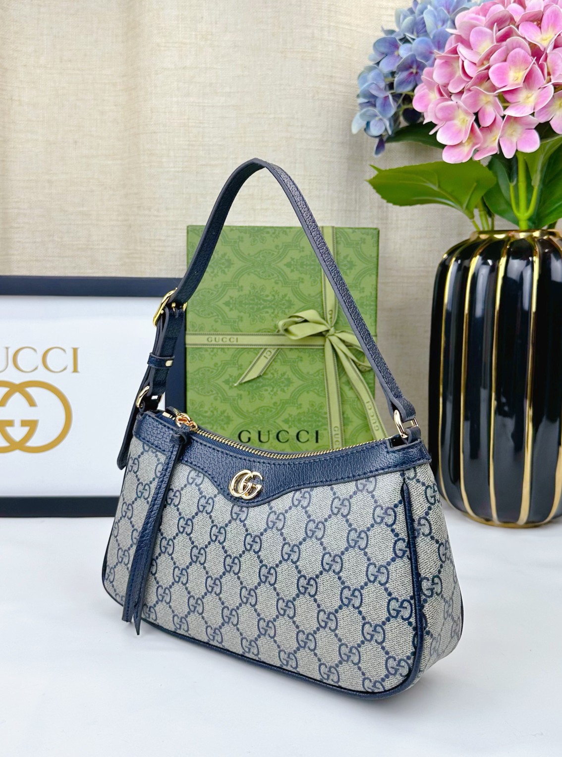  新款GG品牌推出的各系列延续了单品不应只流行一季，而是随时间流逝历久弥新的设计理念。源自Guccio 