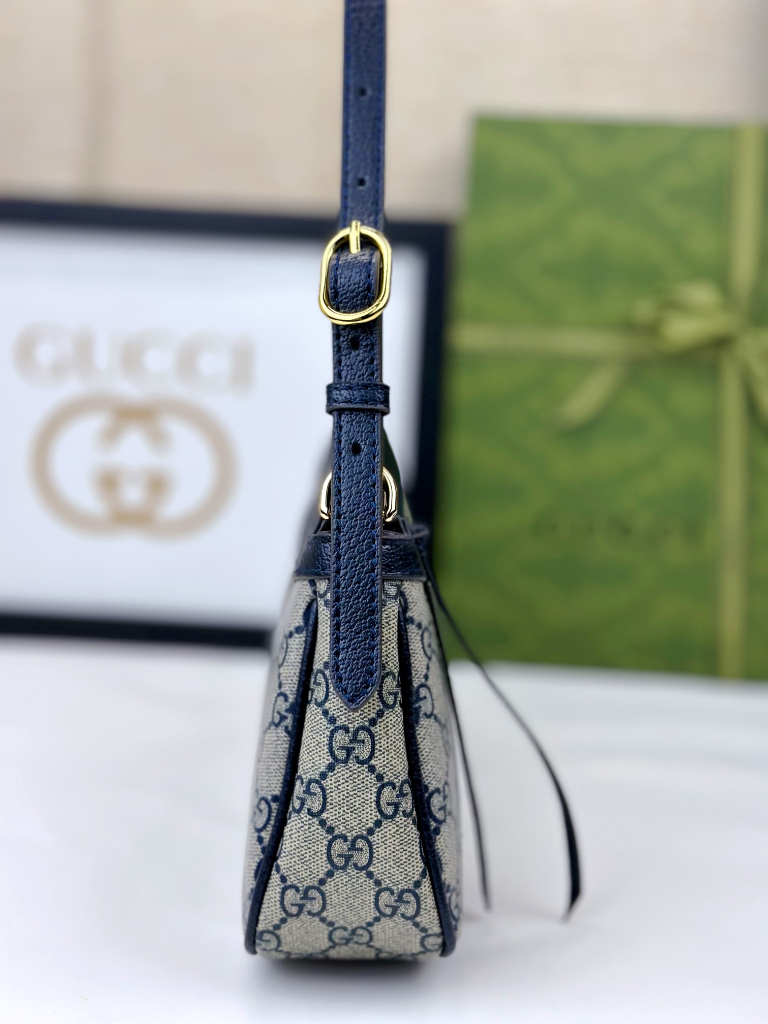  新款GG品牌推出的各系列延续了单品不应只流行一季，而是随时间流逝历久弥新的设计理念。源自Guccio 