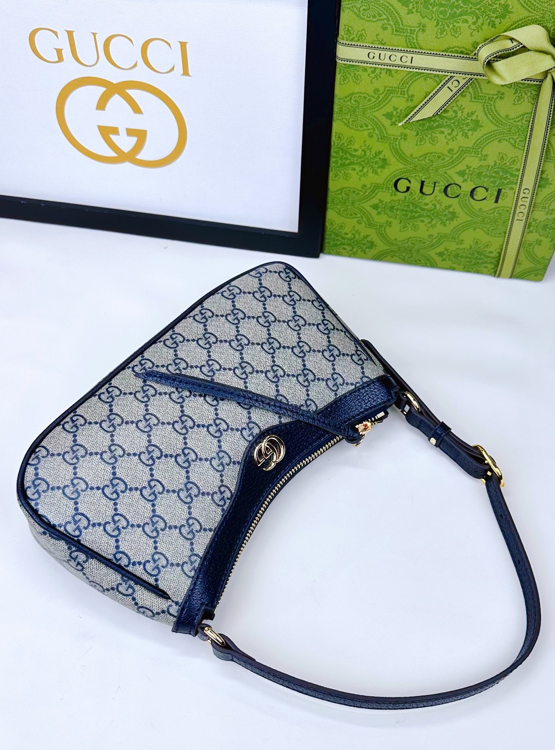  新款GG品牌推出的各系列延续了单品不应只流行一季，而是随时间流逝历久弥新的设计理念。源自Guccio 