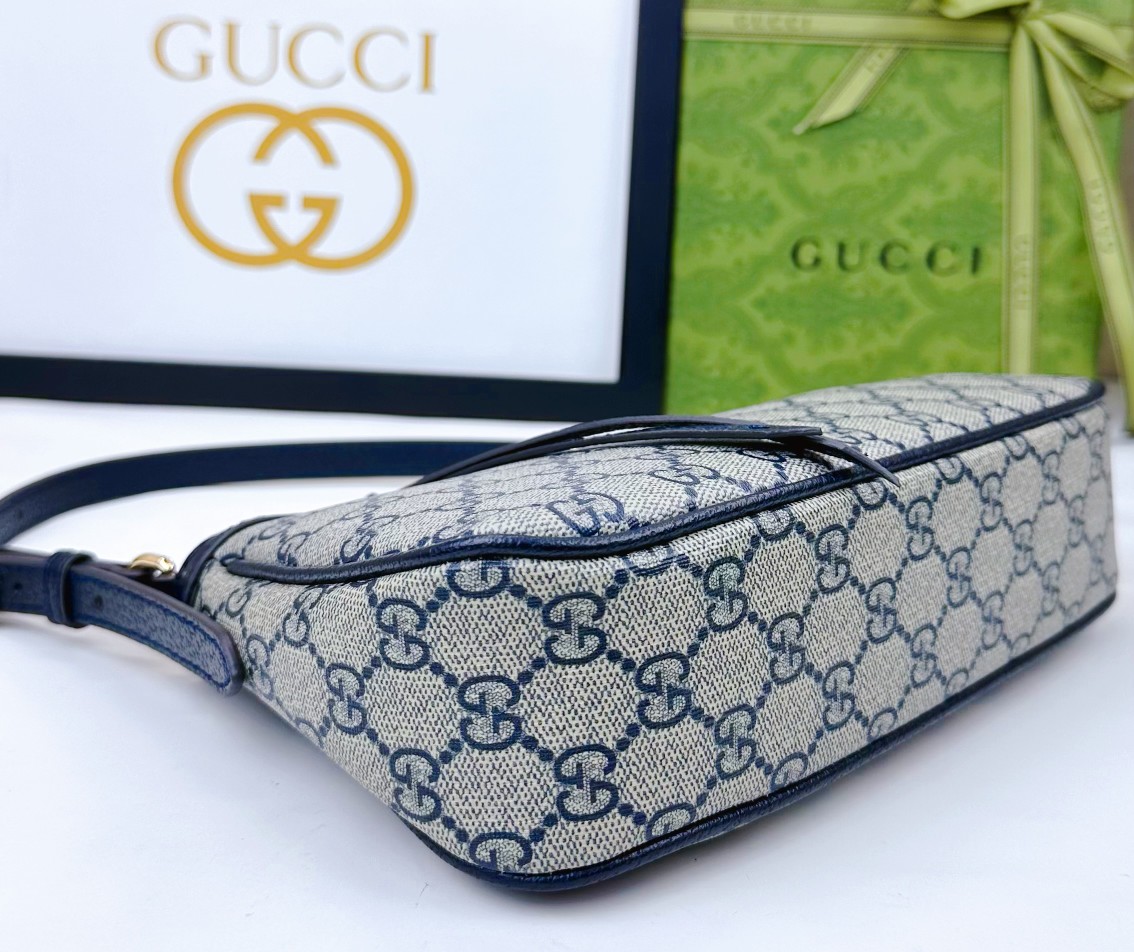  新款GG品牌推出的各系列延续了单品不应只流行一季，而是随时间流逝历久弥新的设计理念。源自Guccio 