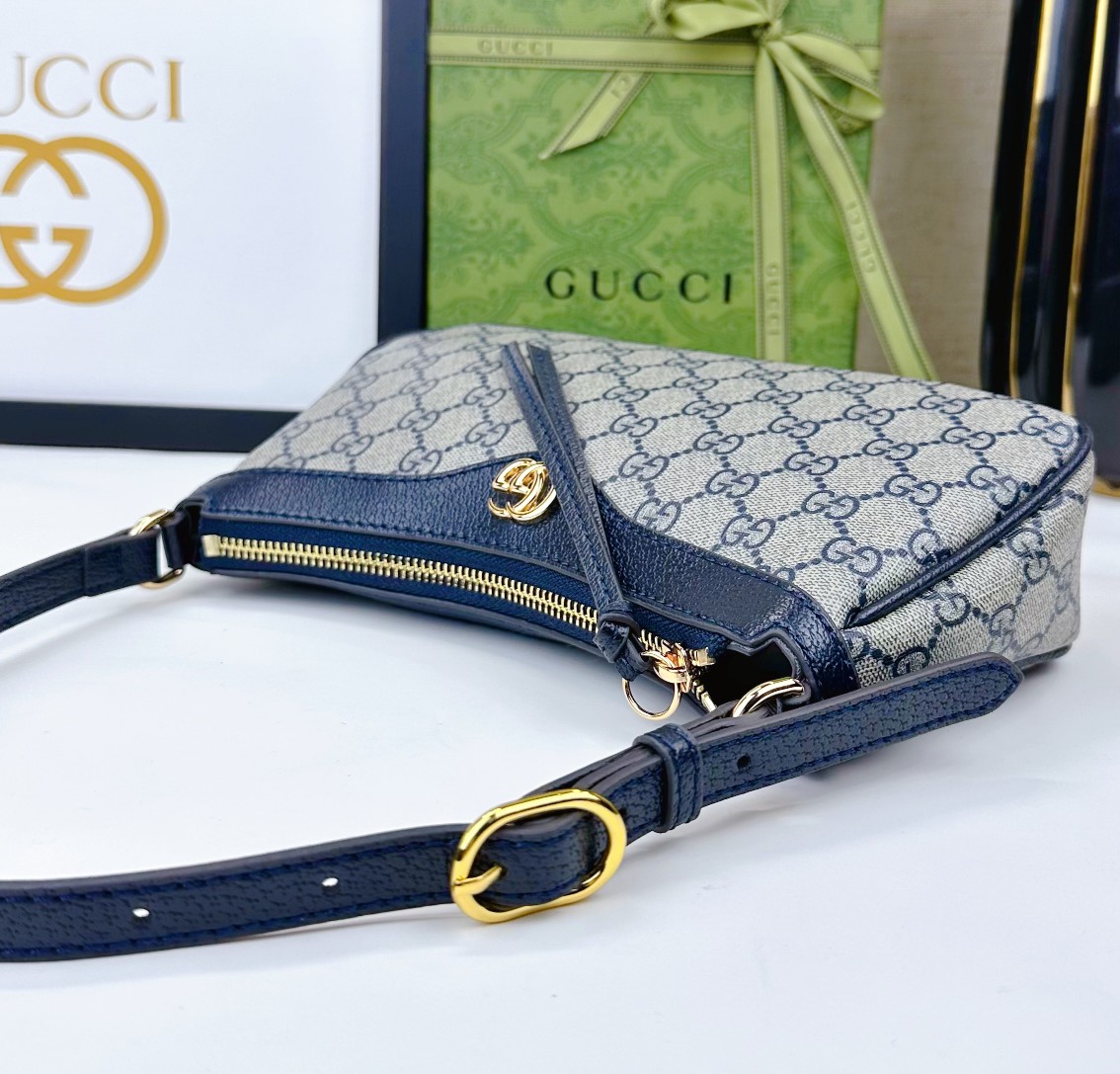  新款GG品牌推出的各系列延续了单品不应只流行一季，而是随时间流逝历久弥新的设计理念。源自Guccio 