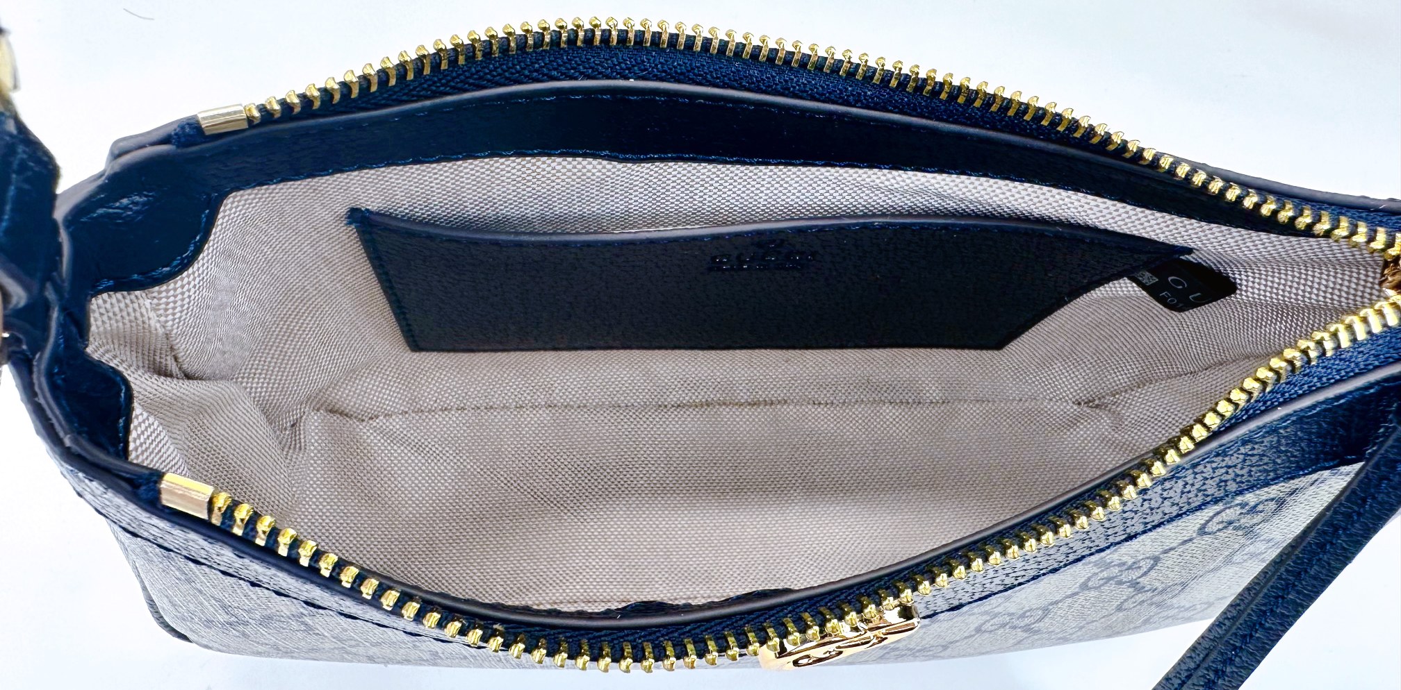  新款GG品牌推出的各系列延续了单品不应只流行一季，而是随时间流逝历久弥新的设计理念。源自Guccio 