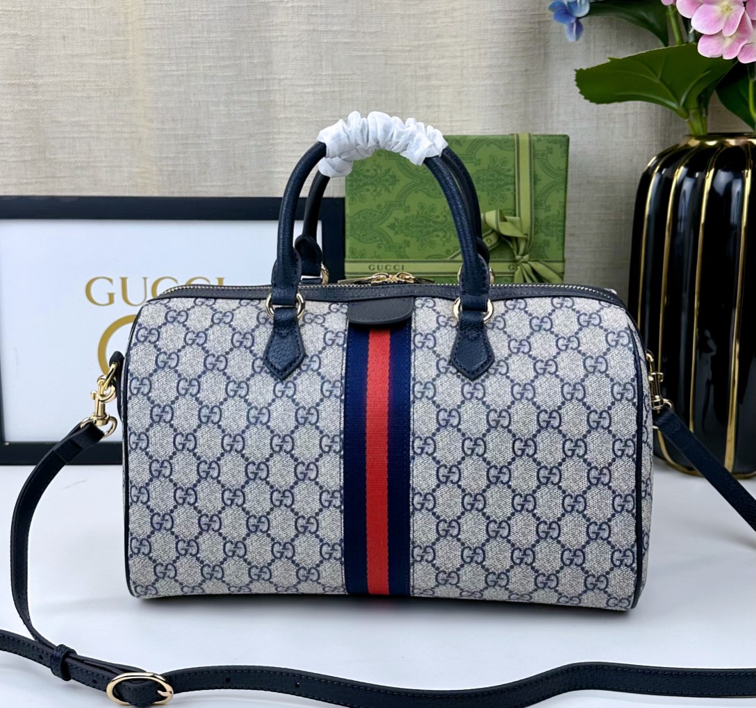  💕Ophidia系列GG手提包。作为品牌经典之作，GG Supreme帆布已然成为Gucci设计世界的