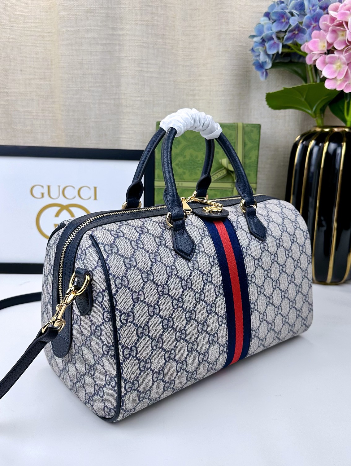  💕Ophidia系列GG手提包。作为品牌经典之作，GG Supreme帆布已然成为Gucci设计世界的