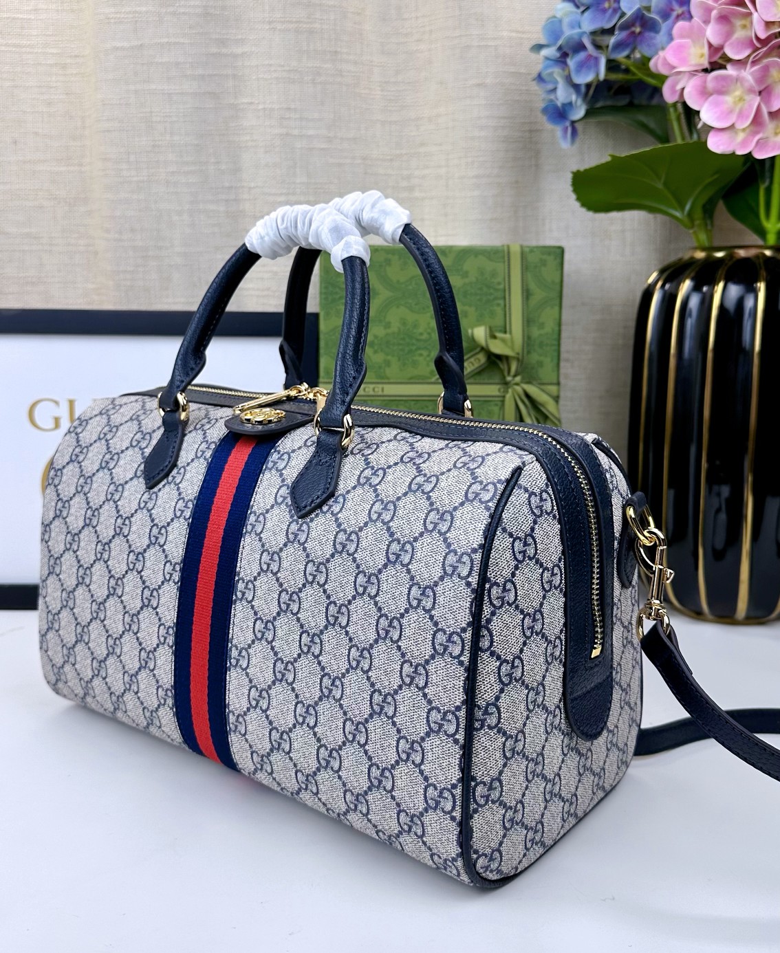  💕Ophidia系列GG手提包。作为品牌经典之作，GG Supreme帆布已然成为Gucci设计世界的