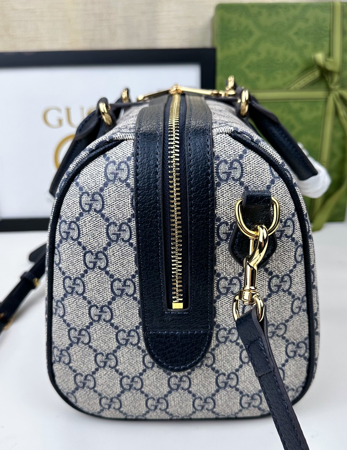  💕Ophidia系列GG手提包。作为品牌经典之作，GG Supreme帆布已然成为Gucci设计世界的