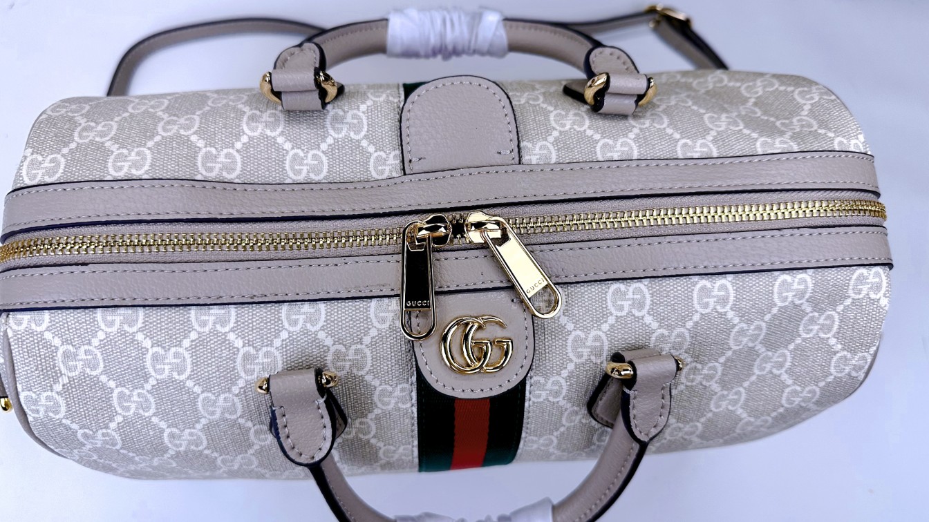  💕Ophidia系列GG手提包。作为品牌经典之作，GG Supreme帆布已然成为Gucci设计世界的