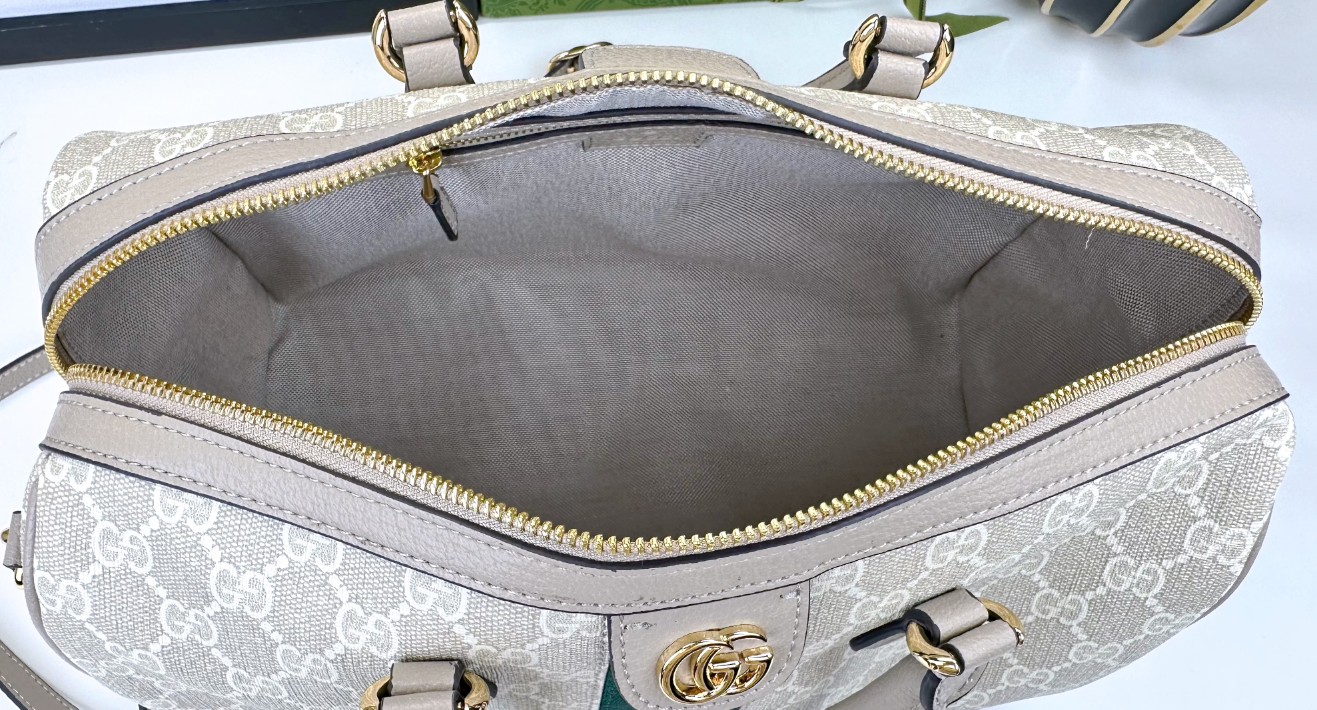  💕Ophidia系列GG手提包。作为品牌经典之作，GG Supreme帆布已然成为Gucci设计世界的