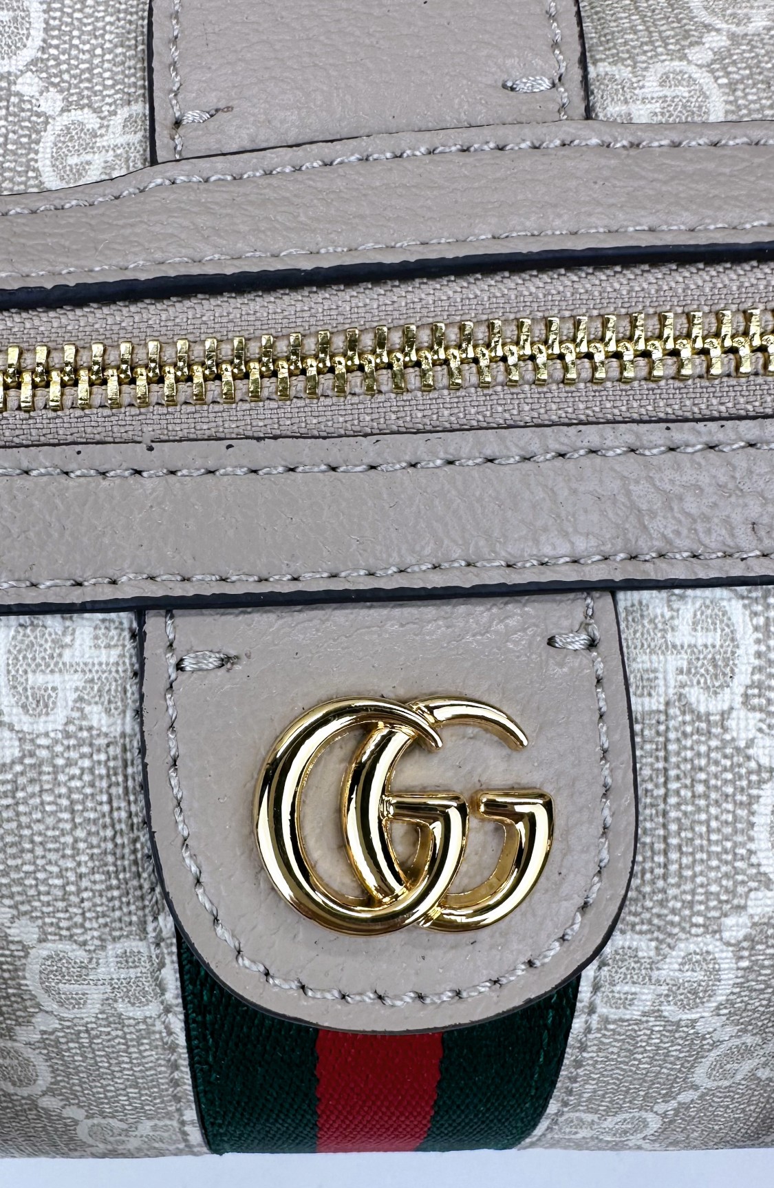  💕Ophidia系列GG手提包。作为品牌经典之作，GG Supreme帆布已然成为Gucci设计世界的