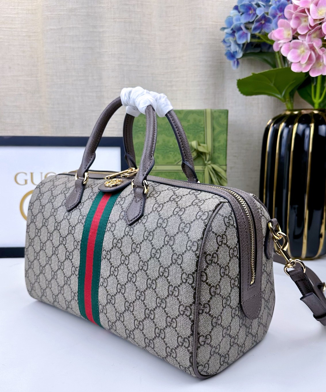  💕Ophidia系列GG手提包。作为品牌经典之作，GG Supreme帆布已然成为Gucci设计世界的