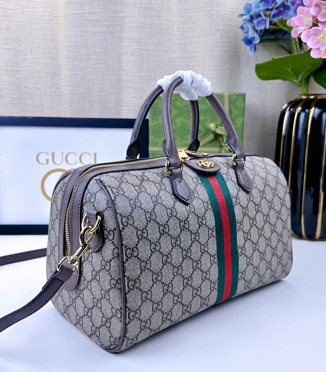  💕Ophidia系列GG手提包。作为品牌经典之作，GG Supreme帆布已然成为Gucci设计世界的