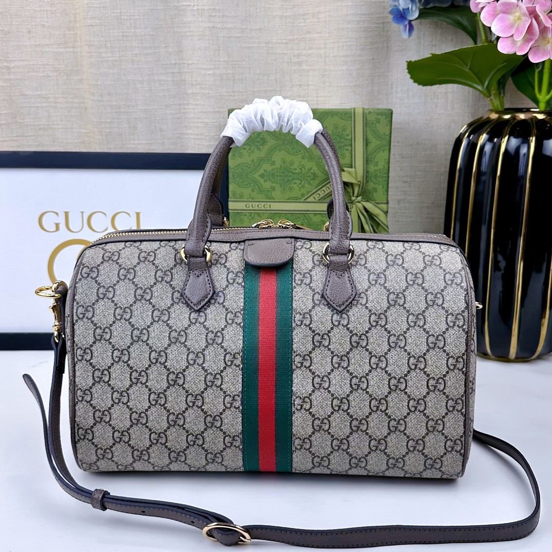  💕Ophidia系列GG手提包。作为品牌经典之作，GG Supreme帆布已然成为Gucci设计世界的