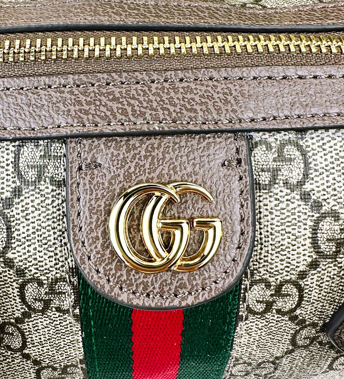  💕Ophidia系列GG手提包。作为品牌经典之作，GG Supreme帆布已然成为Gucci设计世界的