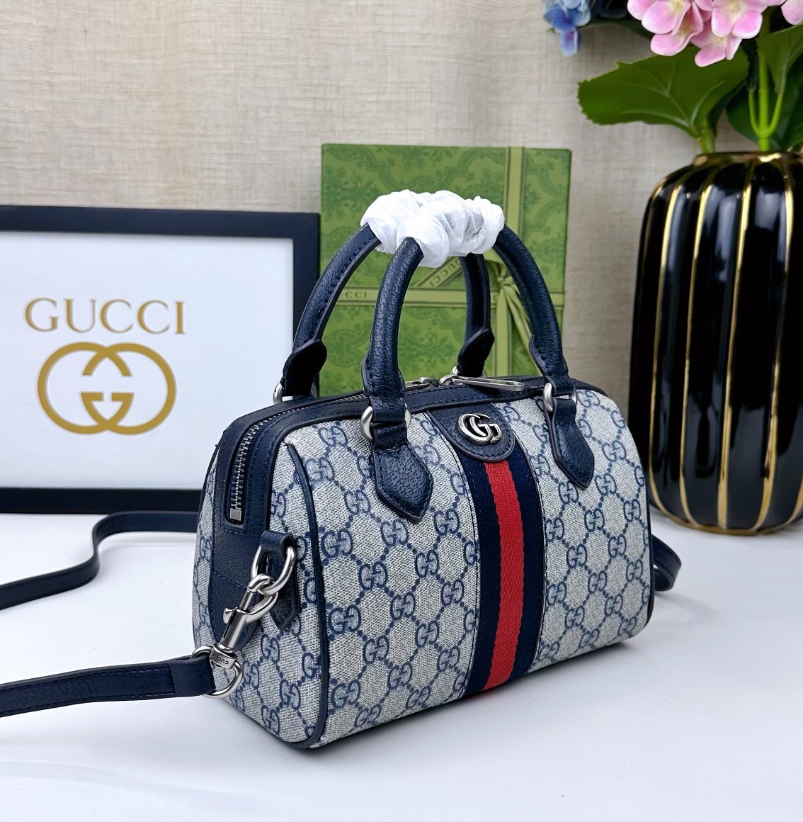Ophidia系列GG迷你手提包。GG Supreme帆布演绎多个Gucci手袋系列,成就经典风范。这款