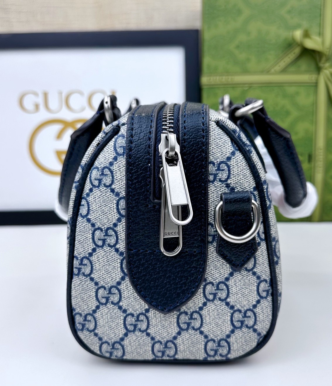 Ophidia系列GG迷你手提包。GG Supreme帆布演绎多个Gucci手袋系列,成就经典风范。这款