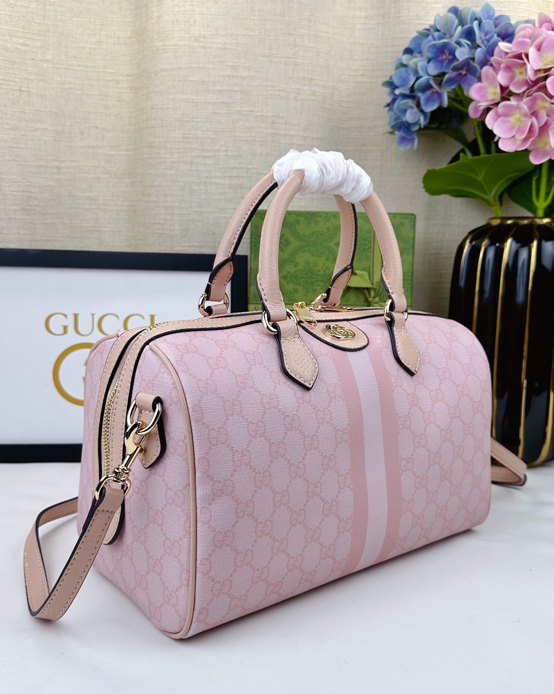  💕Ophidia系列GG手提包。作为品牌经典之作，GG Supreme帆布已然成为Gucci设计世界的