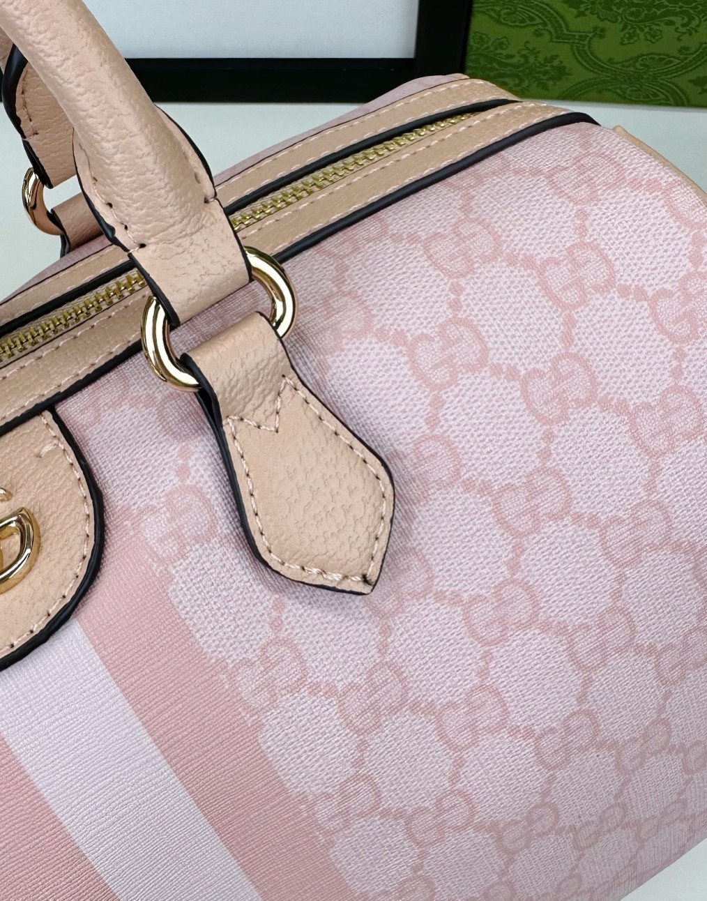  💕Ophidia系列GG手提包。作为品牌经典之作，GG Supreme帆布已然成为Gucci设计世界的