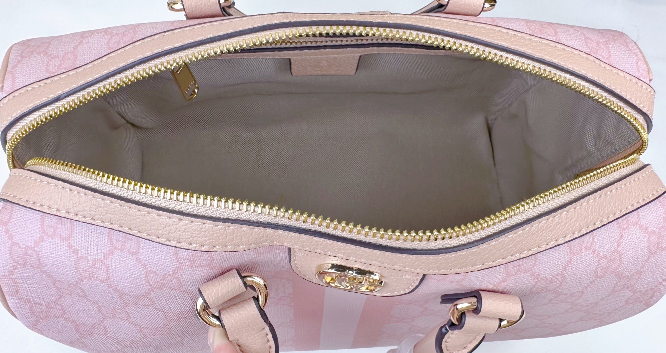  💕Ophidia系列GG手提包。作为品牌经典之作，GG Supreme帆布已然成为Gucci设计世界的