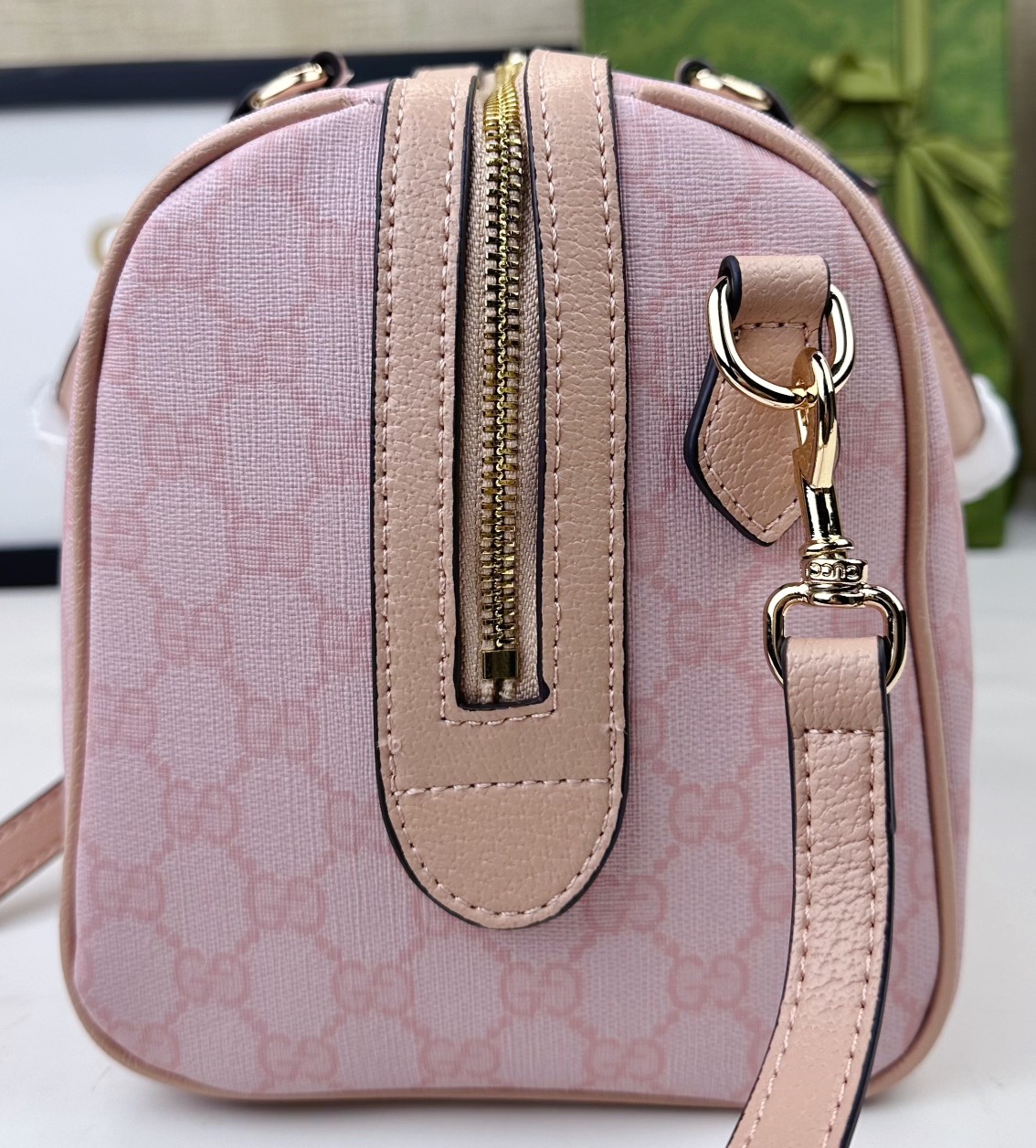  💕Ophidia系列GG手提包。作为品牌经典之作，GG Supreme帆布已然成为Gucci设计世界的