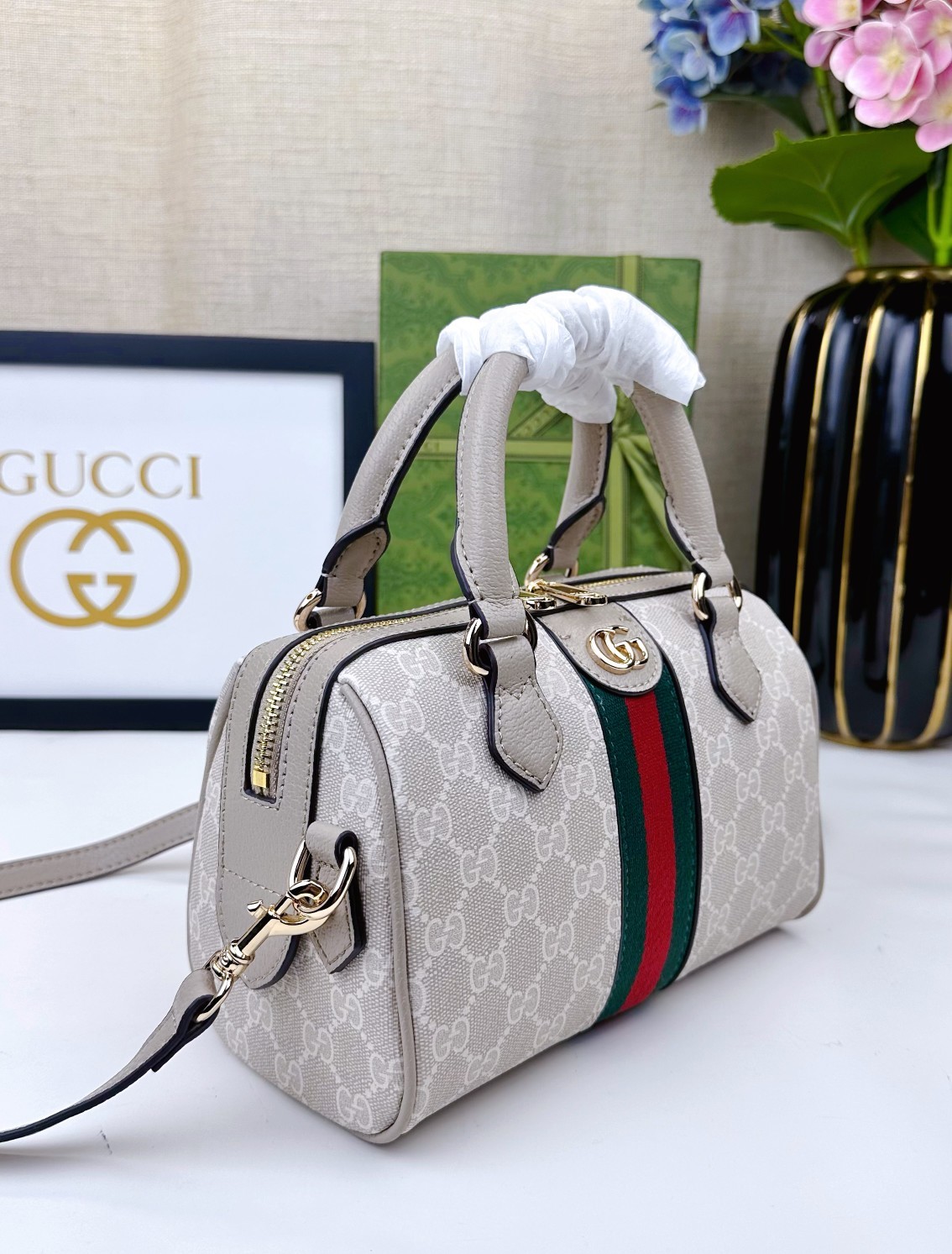 Ophidia系列GG迷你手提包。GG Supreme帆布演绎多个Gucci手袋系列,成就经典风范。这款