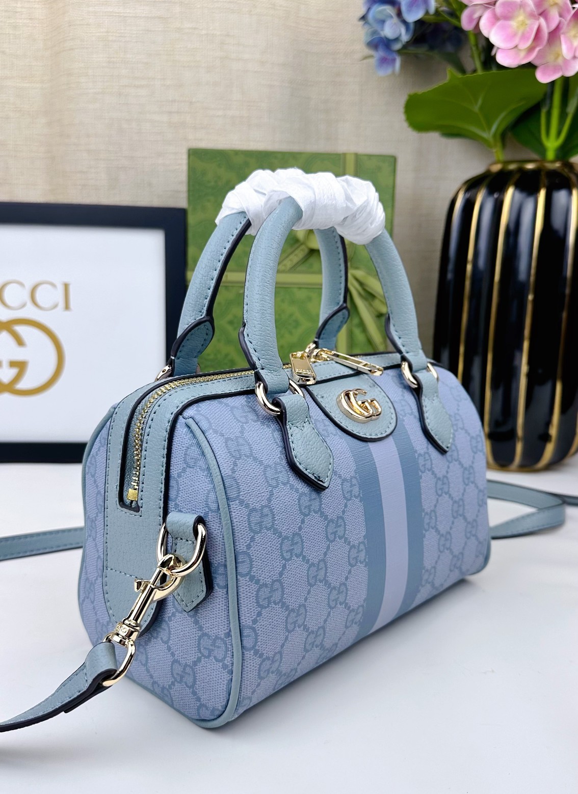 Ophidia系列GG迷你手提包。GG Supreme帆布演绎多个Gucci手袋系列,成就经典风范。这款