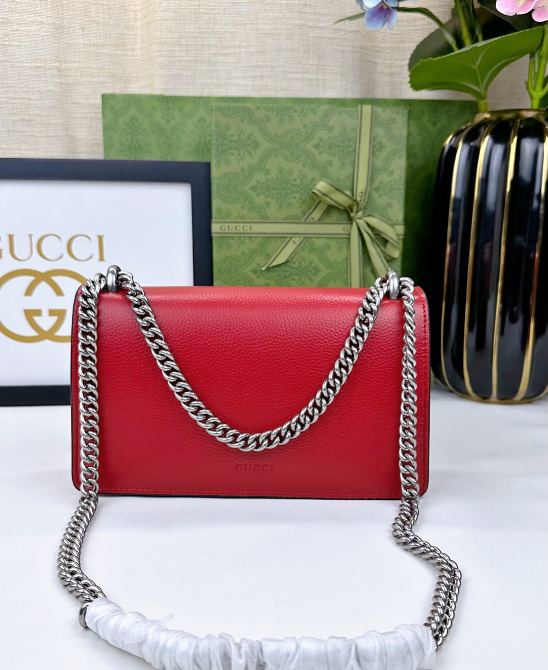 Dior 醸造神 中号虎頭マーク付きの軽量バッグ