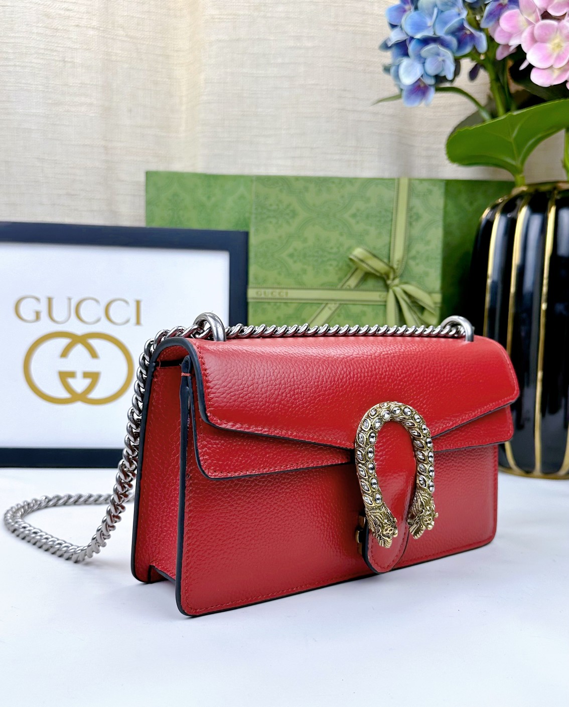 Dior 醸造神 中号虎頭マーク付きの軽量バッグ