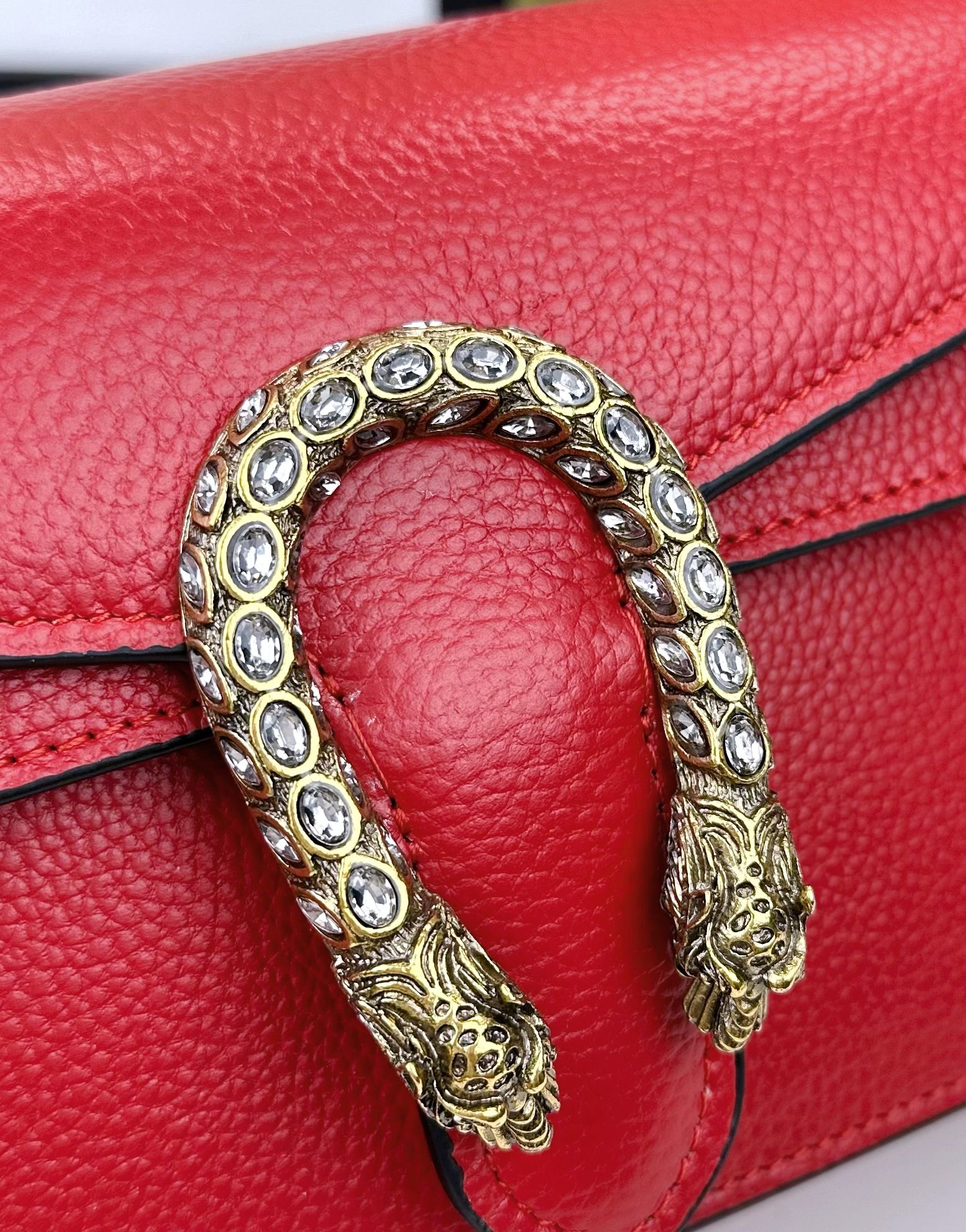 Dior 醸造神 中号虎頭マーク付きの軽量バッグ