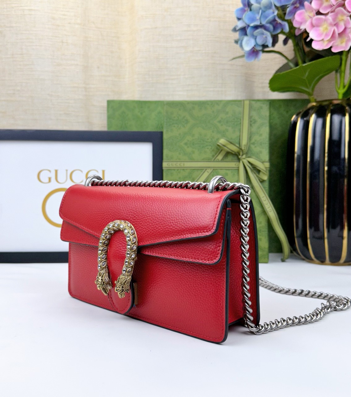 Dior 醸造神 中号虎頭マーク付きの軽量バッグ