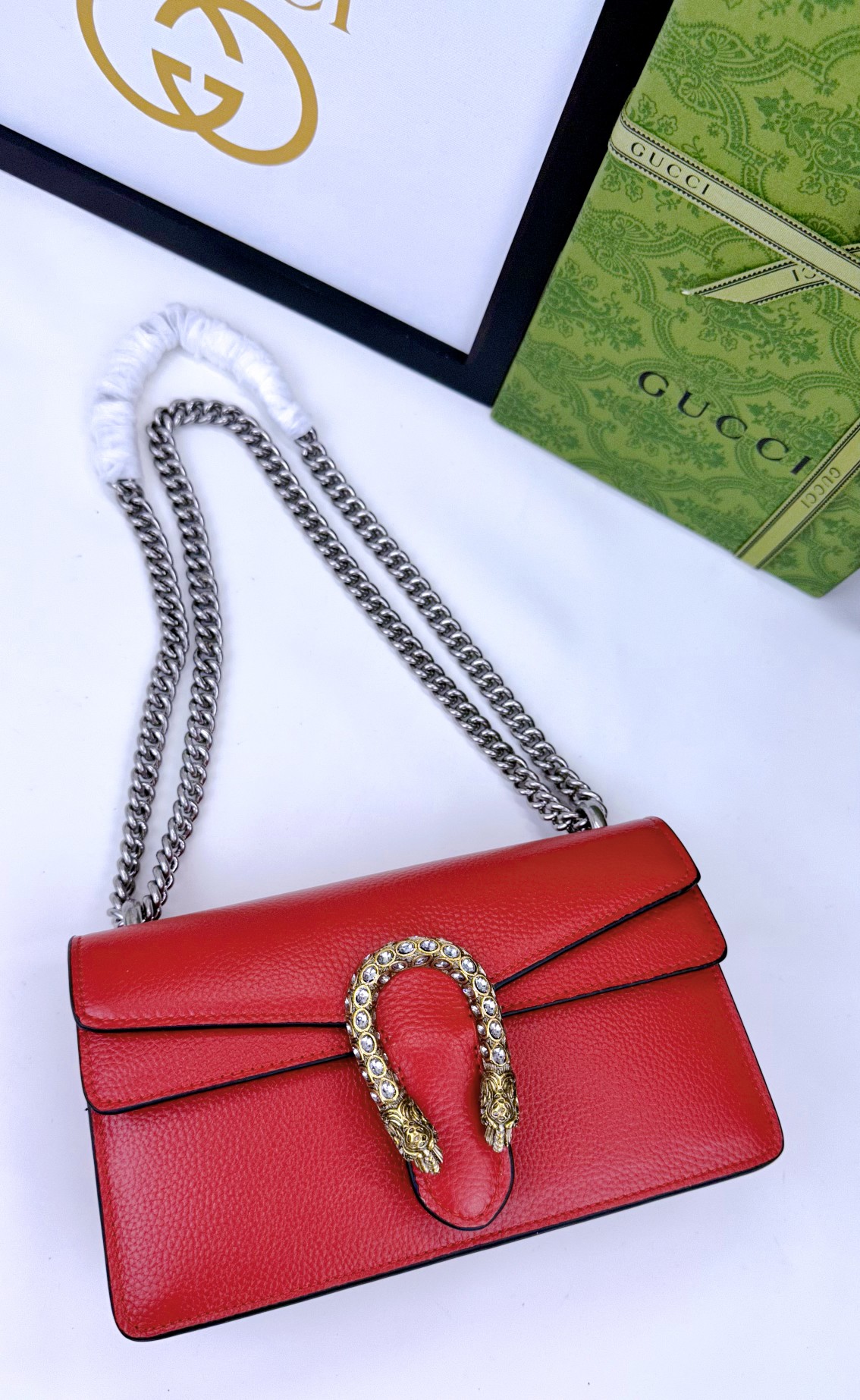 Dior 醸造神 中号虎頭マーク付きの軽量バッグ