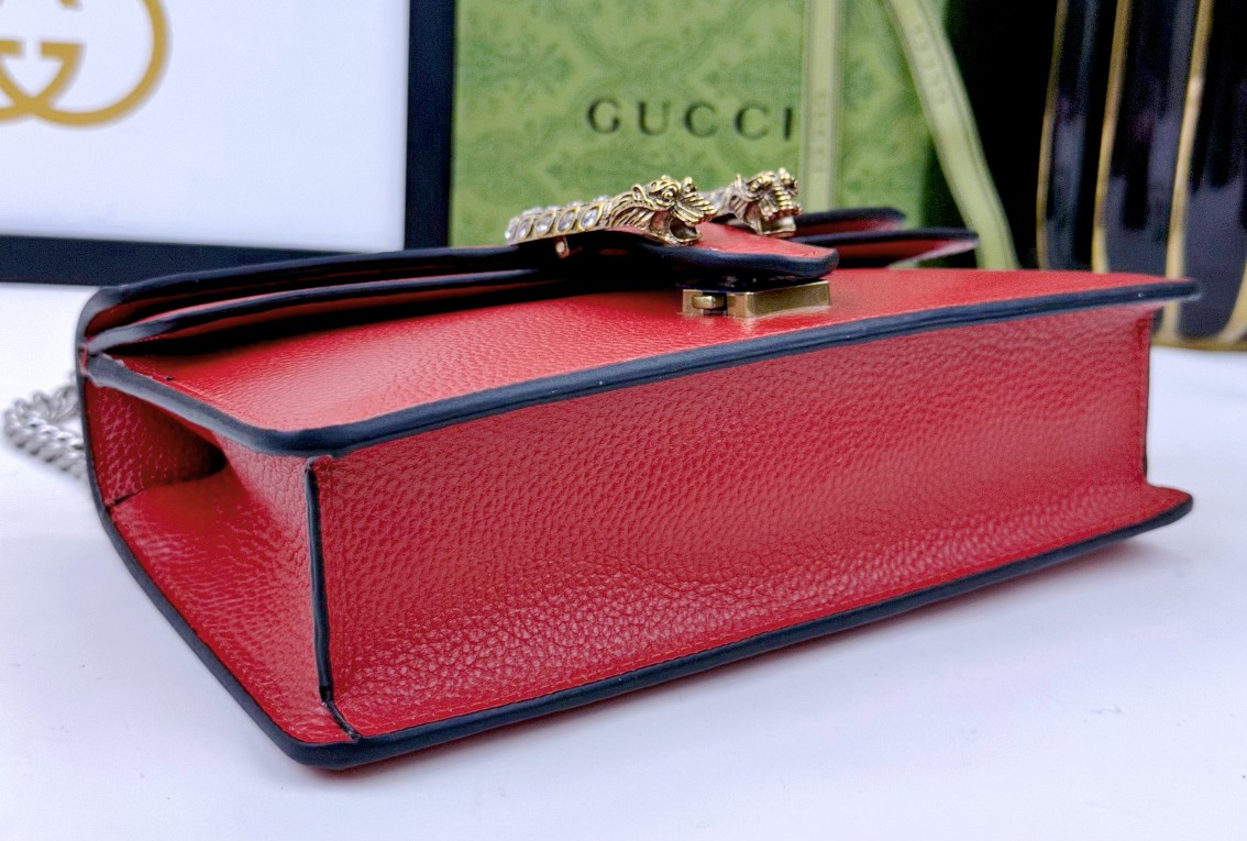 Dior 醸造神 中号虎頭マーク付きの軽量バッグ