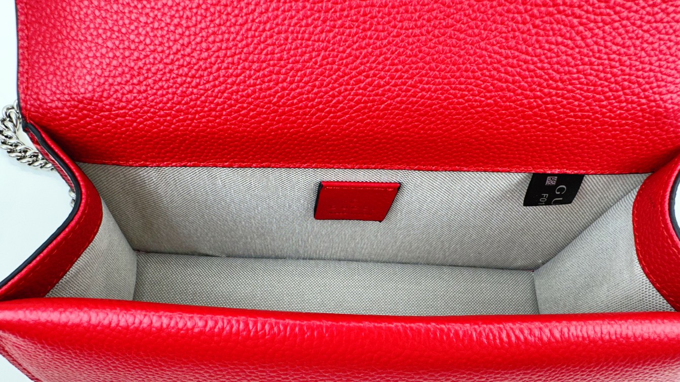 Dior 醸造神 中号虎頭マーク付きの軽量バッグ