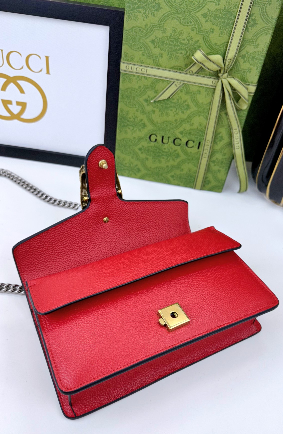 Dior 醸造神 中号虎頭マーク付きの軽量バッグ